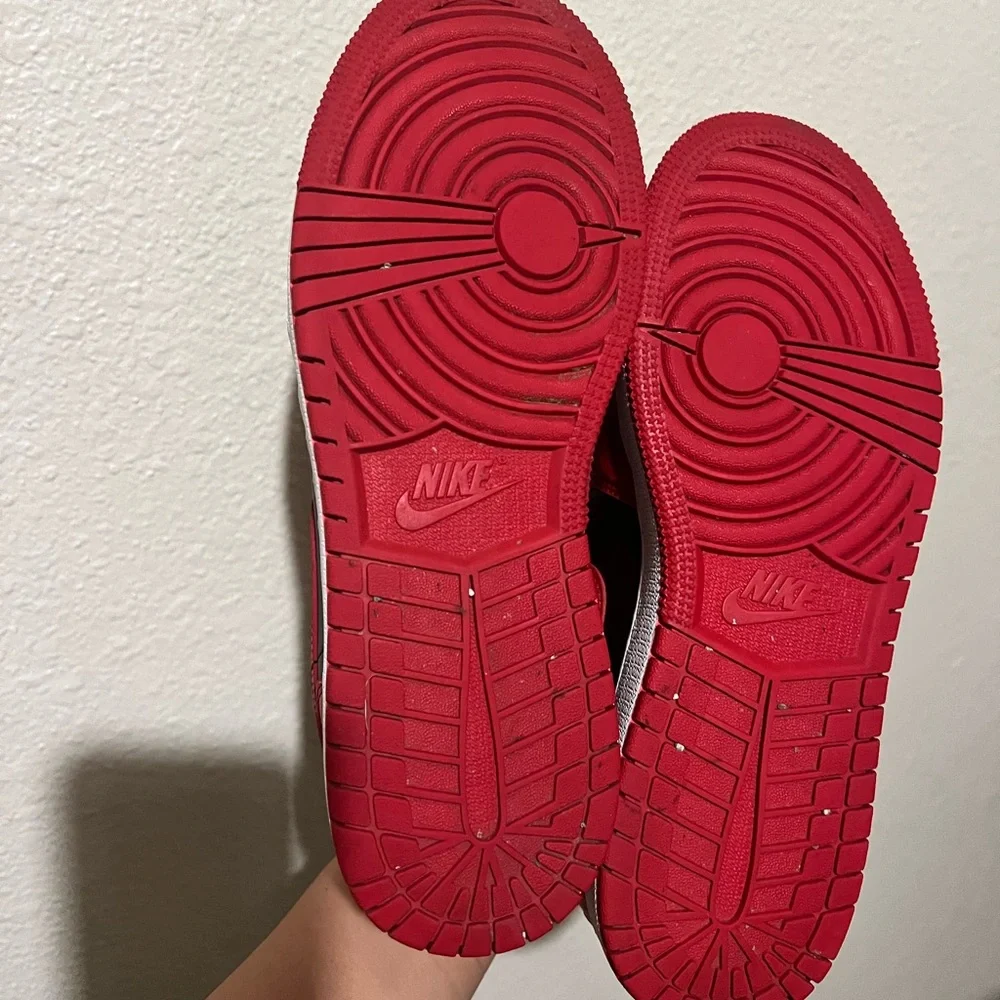 Nike Black‎ and Red Athletic Shoes